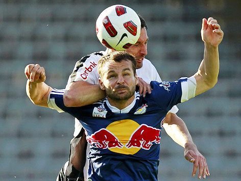Roman Wallner und Petr Lukas im Koppfballduell