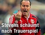 Huub Stevens gestikuliert wild