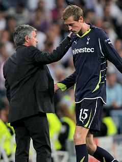© AP/Andres Kudacki Real-Trainer Jose Mourinho und Tottenham-Spieler Peter Crouch