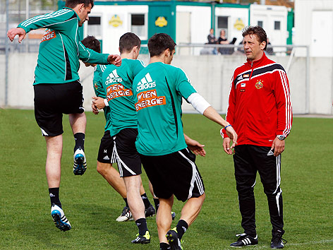 Rapid-Trainer Zoran Barisic  und Spieler beim Training