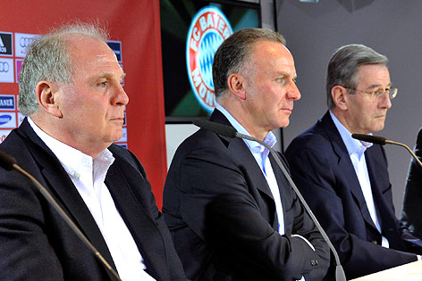 © APA/EPA/dpa/Frank Leonhardt Bayern-Präsident Uli Hoeneß, Vorstandschef Karl-Heinz Rummenigge und Finanzchef Karl Hopfner
