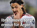 Zlatan Ibrahimovic (AC Milan) hält sich die Hände an das Kinn.