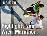 Haile Gebrselassie läuft neben einem anderen Teilnehmer