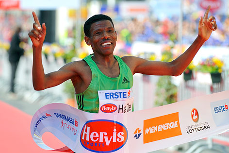 Haile Gebrselassie durchläuft das Ziel des Halbmarathon