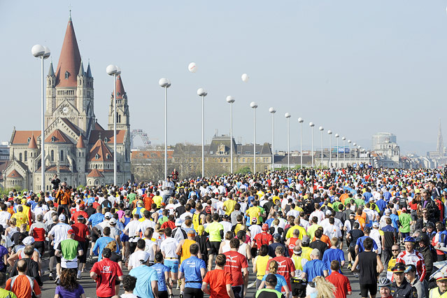 © APA/Herbert P Oczeret Teilnehmer des Vienna CIty Marathons kurz nach dem Start auf der Reichsbrücke
