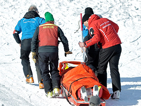 © APA/EPA/Nicolas Bouvy Mario Scheiber wird nach einem Sturz abtransportiert