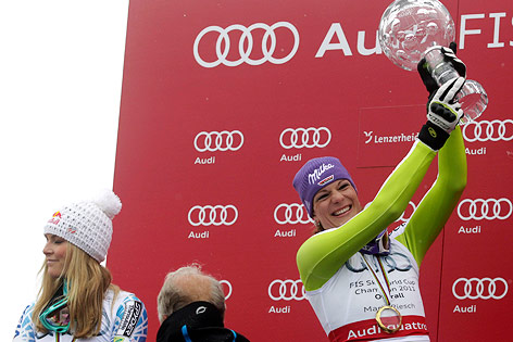 © AP/Giovanni Auletta Maria Riesch mit der Weltcup-Trophäe und Lindsey Vonn