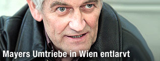 Walter Mayer während eines Interviews