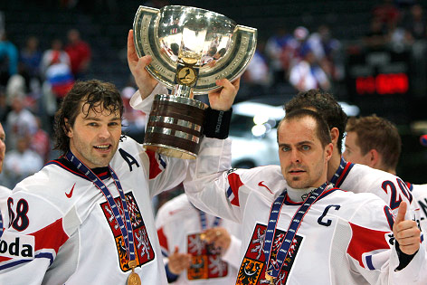 © Reuters/Petr Josek Snr Jaromir Jagr und Tomas Rolinek (Tschechien) mit dem WM-Pokal