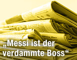 Gestapelte Zeitungen