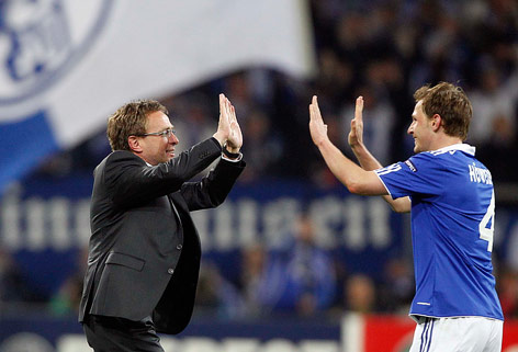 Trainer Ralf Rangnick und Benedikt Hoewedes (Schalke)