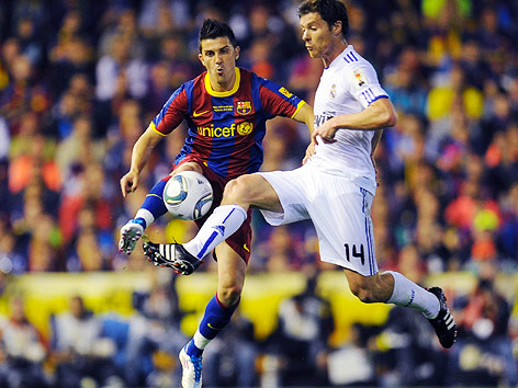 © Reuters/Felix Ausin Ordonez David Villa (Barcelona) und Xabi Alonso (Real Madrid)