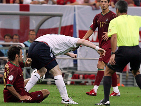 © APA/EPA/Srdjan Suki Foul von Wayne Rooney bei der WM 2006