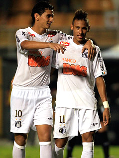 © Reuters/Paulo Whitaker Die beiden Santos-Spieler Ganso und Neymar