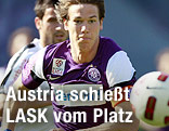 Roland Linz (Austria) jagt den Ball