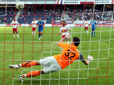 Simon Cziommer (Red Bull Salzburg) erzielt mit einen Elfmeter das 1:0