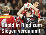 Ried's Tormann Wolfgang Hesl und Rapid's Atdhe Nuhiu