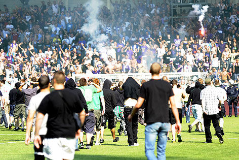 © APA/Herbert P. Oczeret Rapid-Fans werfen bengalisches Feuer in den Austria-Sektor