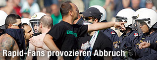 Polizeisperre vor wütenden Fans