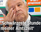 Rapid-Präsident Rudolf Edlinger greift sich aufs Auge
