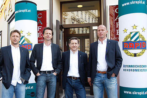 © GEPA/Christian Ort Interims-Trainer Zoran Barisic, Trainer Peter Schoettel, Sportdirektor Stefan Ebner und Nachwuchs Sportmanager Carsten Jancker vor einem Kaffeehaus