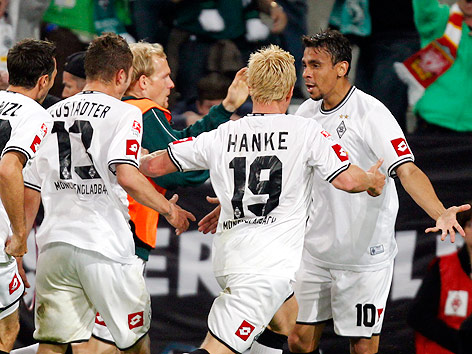 © dapd/Roberto Pfeil Igor de Camargo jubelt mit seinen Kollegen nach seinem Treffer zum 1:0