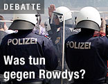 Polizisten mit Schutzschirmen