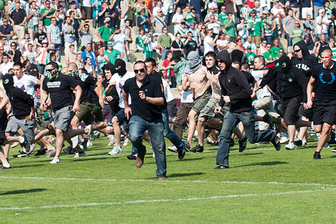 © dapd/Andreas Schaad Teilweise vermummte Rapid-Fans stürmen den Platz