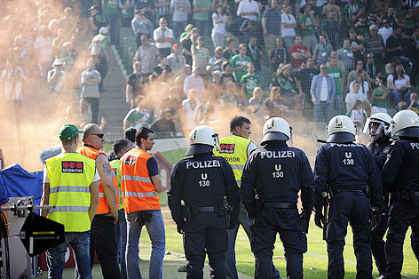 © APA/Herbert P. Oczeret Ordner und Polizisten stehen vor randalierenden Fans