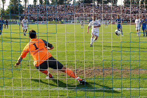 © GEPA/Markus Oberlaender Muratovic verwertert den Elfmeter in Wr. Neustadt