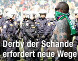 Vermummter Rapid-Fan vor Polizeikordon