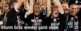 Jubelnde Sturm-Spieler mit Meisterteller
