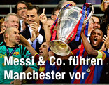 Barcelonas Xavi Hernandez stemmt den Champions-League-Pokal in die H&ouml;he