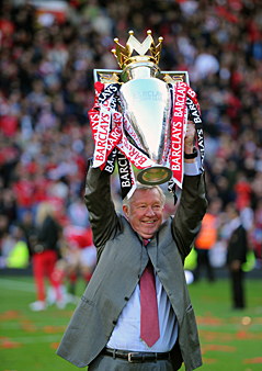 © GEPA/AMA Sports/Matthew Ashton Alex Ferguson mit Pokal