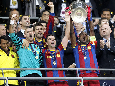 © GEPA/Walter Luger Eric Abidal (Barcelona) stemmt den Champions-League-Pokal in die Höhe.