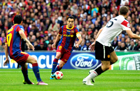 © APA/EPA/Jonathan Brady Barcelonas Xavi dribbelt mit dem Ball