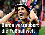 David Villa (Barcelona) jubelt mit dem CL-Pokal am Kopf.