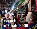 Barca-Spieler mit Champions-League-Pokal 2009