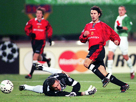 © GEPA/Franz Pammer Ryan Giggs (Manchester), Michael Konsel (Rapid) im UEFA Champions League Spiel 1996