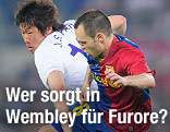 Park Ji-sung (Manchster United) im Zweikampf mit Andres Iniesta (Barcelona)