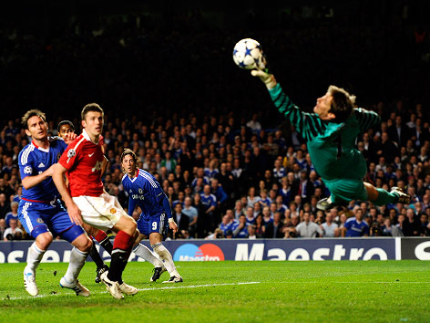 Parade von Torhüter Edwin van der Sar (Manchester United)