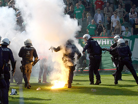 © GEPA/Walter Luger Polizei wird mit Feuerwerkskörpern beschossen