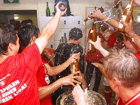 Admira-Trainer Dietmar Kühbauer wird von der Mannschaft mit Bier "getauft"