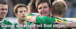 Oliver Glasner (Ried) jubelt mit seinen Teamkollegen.