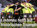 Die Mannschaft von Austria Lustenau steht Arm in Arm im Kreis.