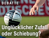 Hand greift nach einem Fußball.