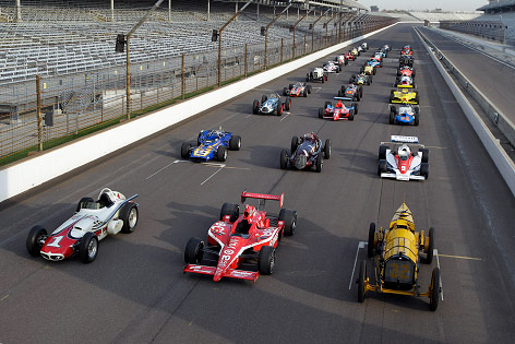 © AP/Michael Conroy 33 Siegerautos von Indianapolis 500 auf der Zielgeraden