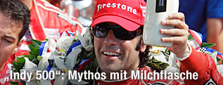 Dario Franchitti (Schottland), Sieger des Autorennens von Indianapolis 500 am 30. Mai 2010, mit einer Milchflasche