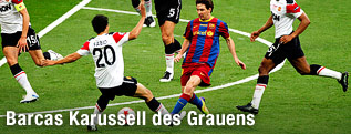 Barcelonas Messi spielt zwischen drei Spielern von Manchester United einen Pass