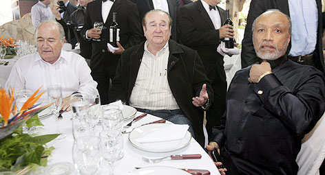 © APA/EPA/Andres Cristaldo FIFA-Präsident Joseph Blatter sitzt gemeinsam mit dem CONMEBOL-Präsidenten Nicolas Leoz und dem AFC-Präsidenten Mohamad Bin Hammam auf einem Tisch